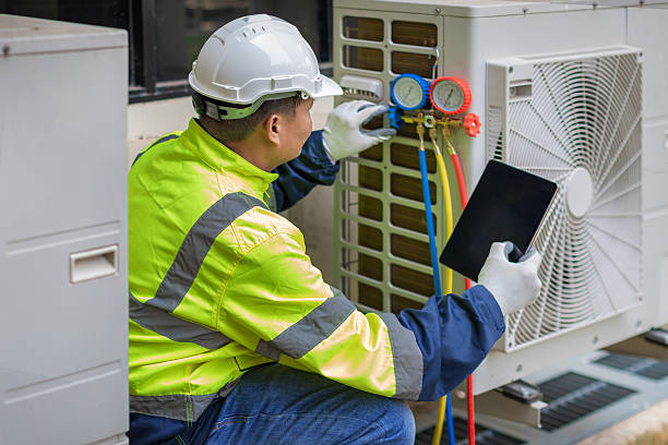 Professional Hvac technician working in Pompano Beach, FL